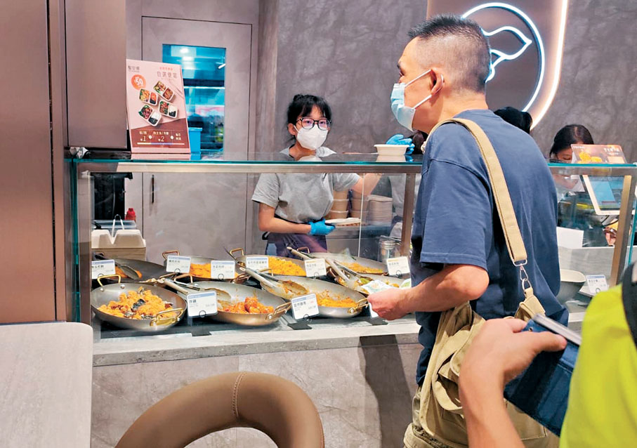 ●有市民在店內光顧兩餸飯。 香港文匯報記者鄺福強 攝