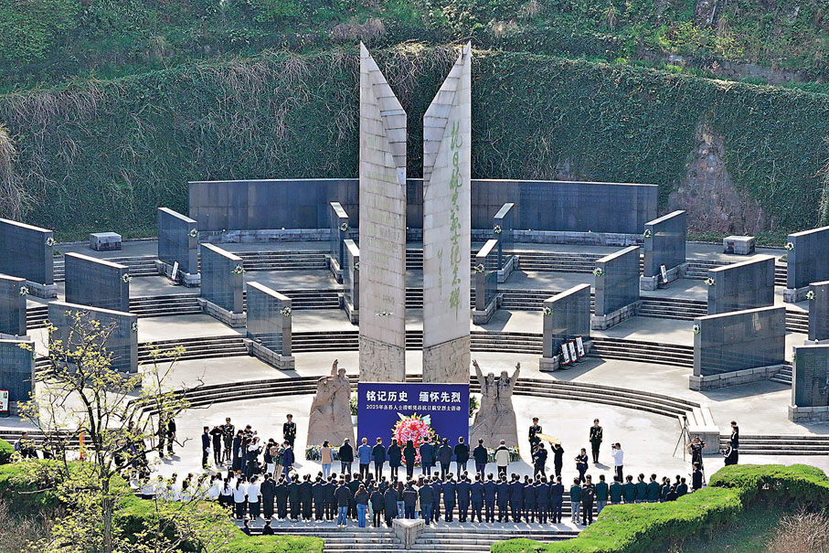 ●中國實施全國縣級以下烈士紀念設施整修工程，協調補助資金20億元人民幣，推動7.7萬餘座零散烈士墓遷至烈士陵園。圖為社會各界清明憑弔抗日航空英烈。 資料圖片 