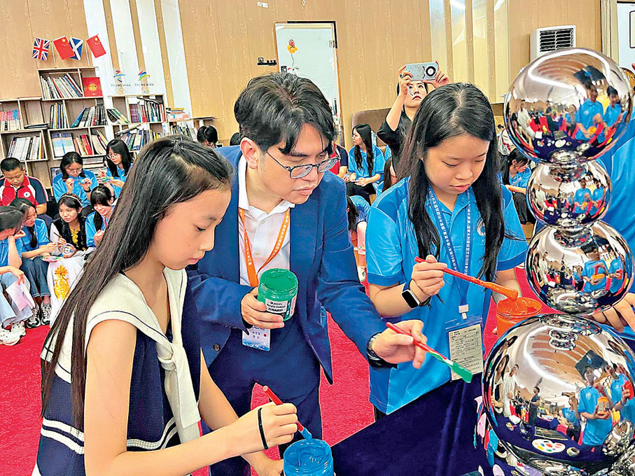 ●參訪的中學生與當地中學生一同參與以東江水為主題的藝術裝置創作。水務署署長黃恩諾(左二)參與其中。 網誌圖片