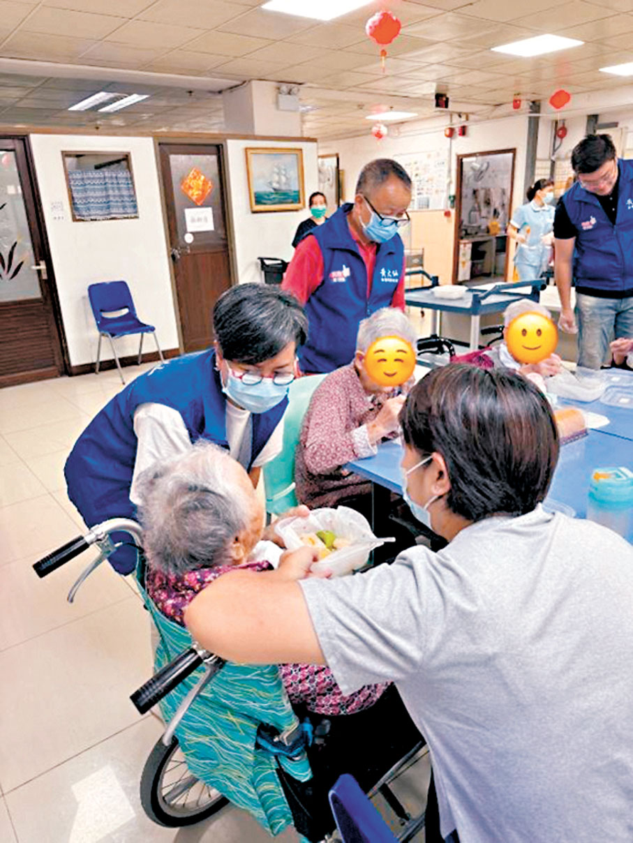 ●新蒲崗關愛隊於父親節舉辦活動,為住在護老院的長者送上軟餐點心。 作者供圖