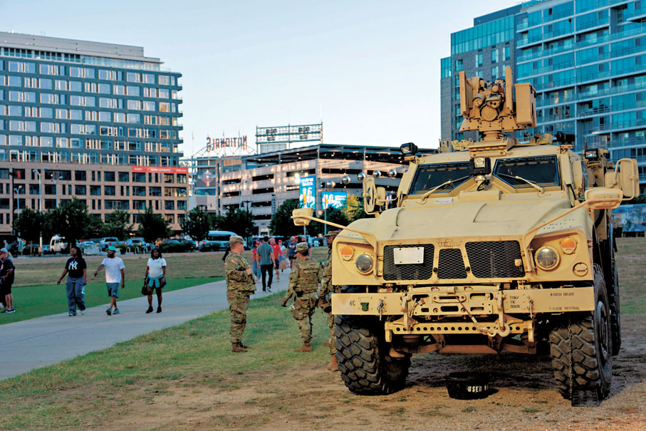 ●有軍車停泊在華盛頓特區。法新社 