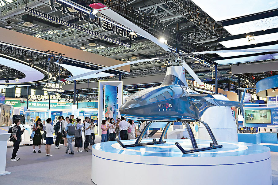 ●內地高技術製造業和裝備製造業持續發揮支撐引領作用。圖為北京中關村展出的航景創新FWH-1500無人直升機。資料圖片