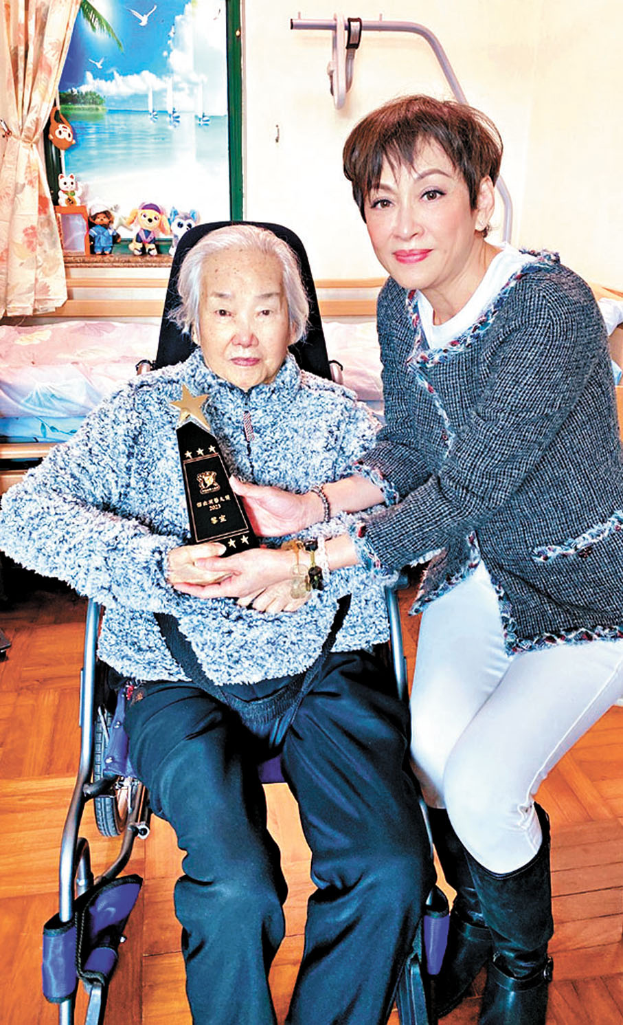 ●余安安將「傑出演藝大獎」送到黎宣手上並留影。  資料圖片