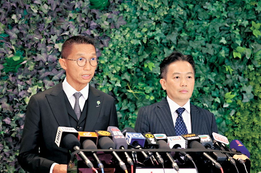 ●左起:將軍澳醫院行政總監袁家兒、警務處東九龍總區刑事總部(行動)警司黃奕隆。香港文匯報記者劉友光 攝