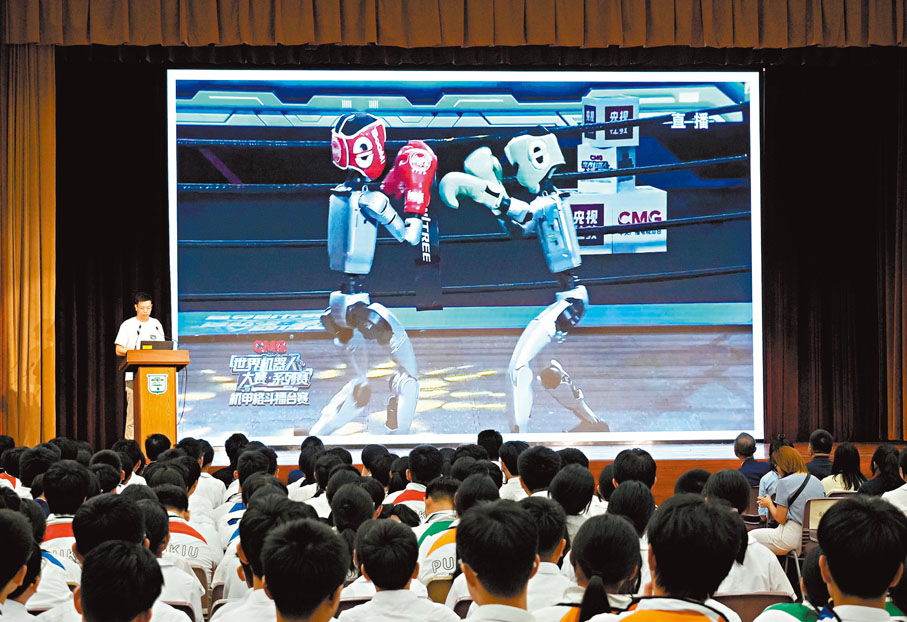 ●宇樹科技副總經理王啟舟主講「AI」育人。大公文匯全媒體記者林少權  攝