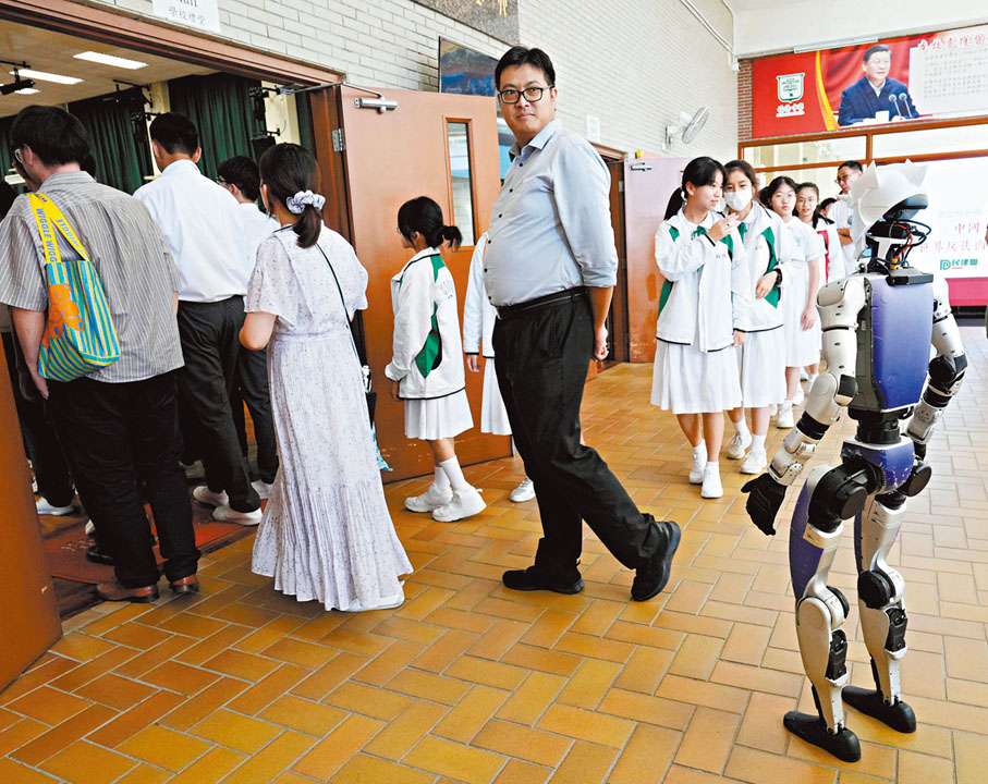●活動昨日舉行，現場安排了宇樹科技機械人和機械狗展示。 大公文匯全媒體記者林少權  攝