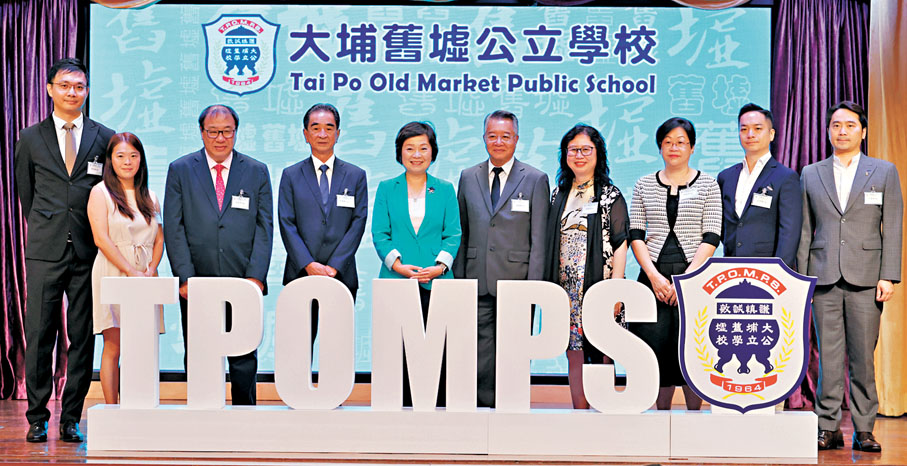 ●蔡若蓮(左五)巡視大埔學校。 香港文匯報記者黃艾力 攝