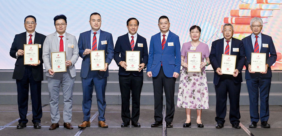 ●香港客屬總會執行主席曾智明向贊助一萬元支持獎助學金計劃的首長致送感謝狀。左起：熊慶光、李尚仁、陳江、陳笑權、曾智明、鄧婉玲、巫家雄、陳漢明。