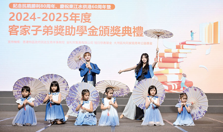 ●客家少年模特兒時裝展示秀。