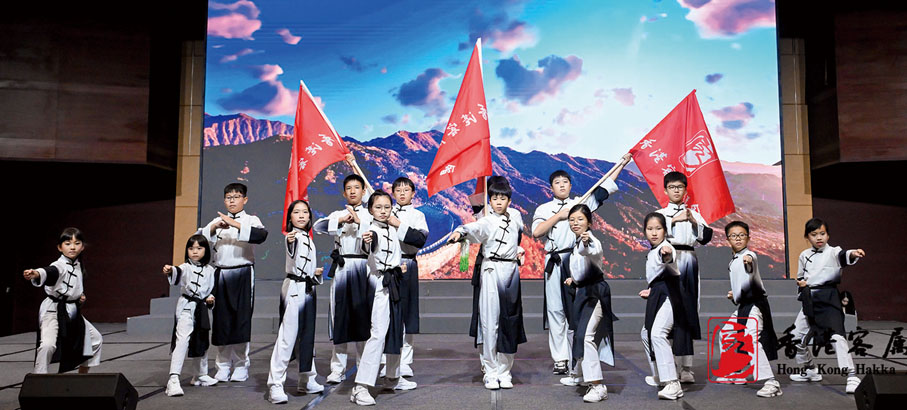 ●客家少年功夫團表演客家拳。