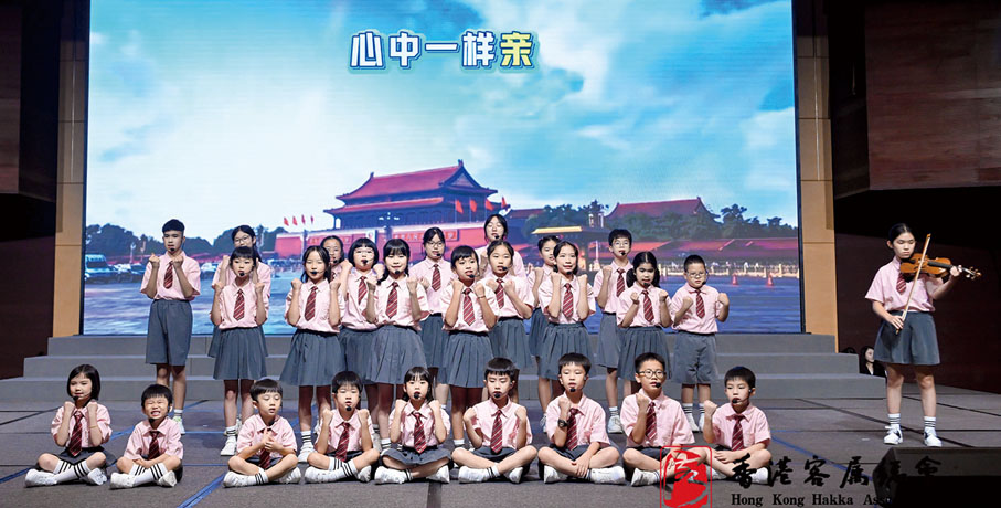 ●「客家少年合唱團」演唱歌曲《月光釀山歌》、《多情東江水》、《我的中國心》、《我們的家》。