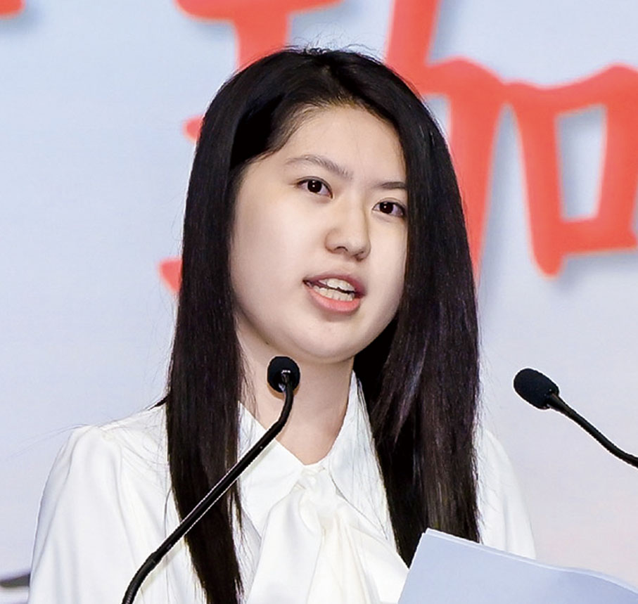 ●今年考入香港大學的何珈怡代表全體得獎學生分享得獎感受。