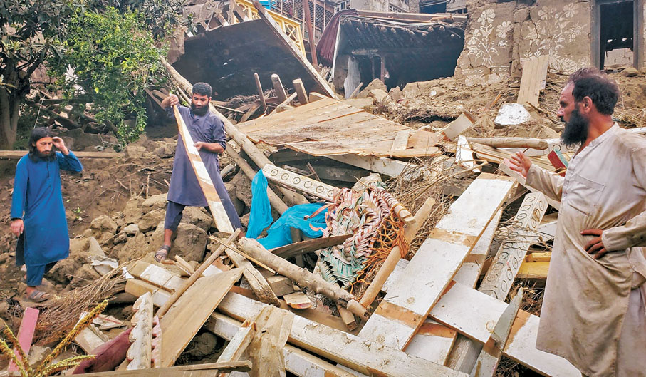 ●民眾徒手移走倒塌房屋的木板，搜救被困人士。 路透社