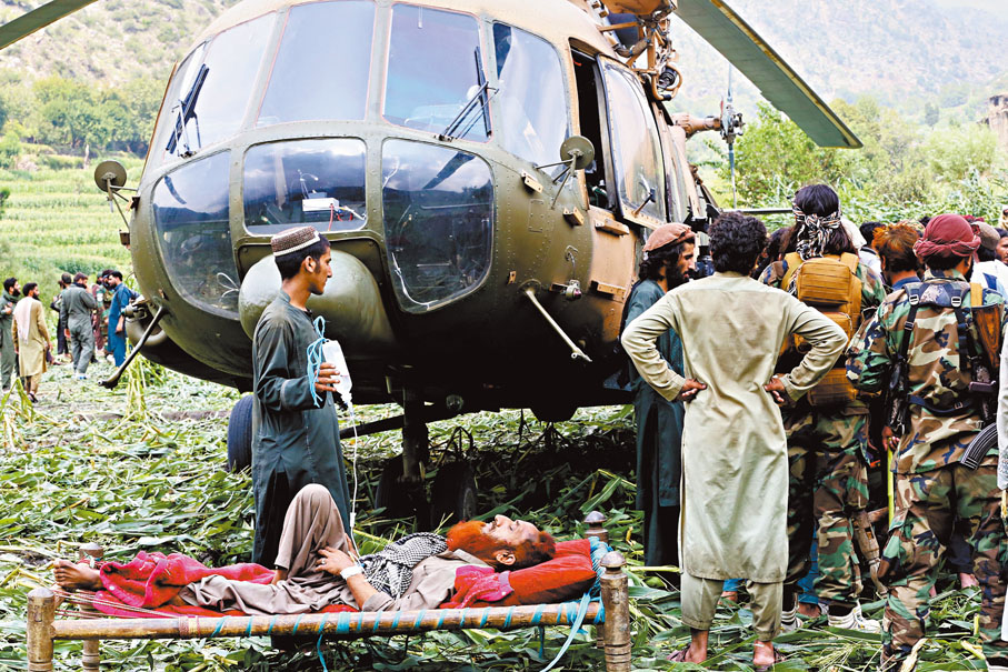 ●直升機將山區傷者送往醫院救治。美聯社