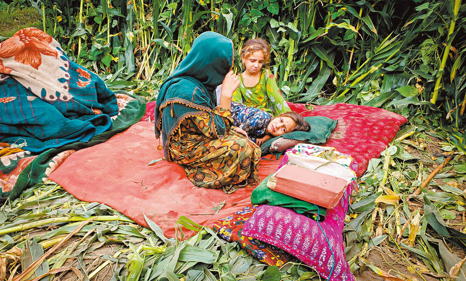 ●失去家園的婦孺徬徨落淚。 路透社