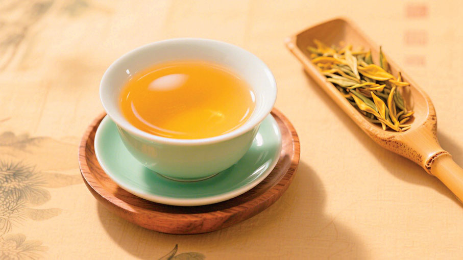 ●黃茶茶湯琥珀色澄澈,溫潤含光。 AI繪圖