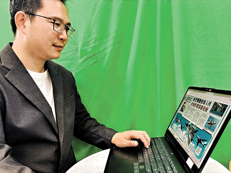 ●楊永杰在閱讀香港文匯報近日刊出的「聚焦九三閱兵」系列報道。 受訪者供圖