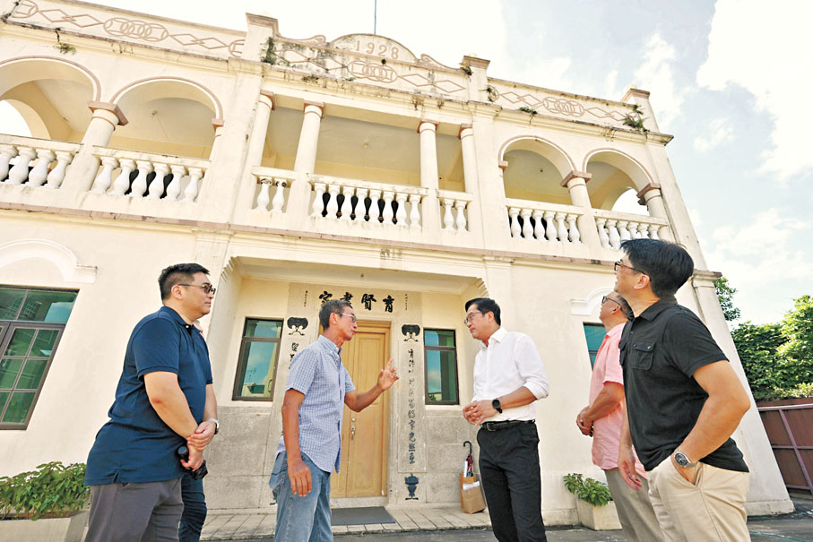 ●黃偉綸（左三）昨日到訪抗戰遺址：西貢沙角尾村育賢書室。   黃偉綸Fb圖片