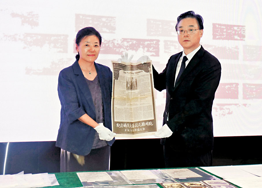 ●香港大公文匯傳媒集團江蘇記者站站長陳旻（左）代表集團，向侵華日軍南京大屠殺遇難同胞紀念館館長周峰捐贈史料。香港文匯報記者賀鵬飛  攝