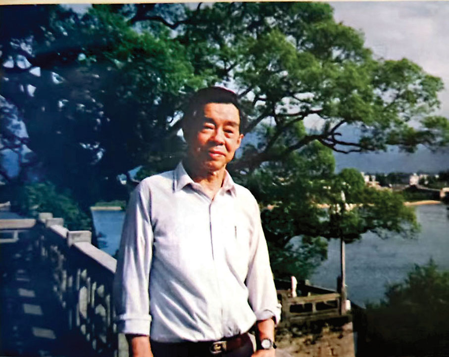 ●何為的特寫報道《在勝利之都（一）一頁光輝的歷史》在1945年9月11日出版的上海文匯報頭版刊發（上圖）。 香港文匯報資料