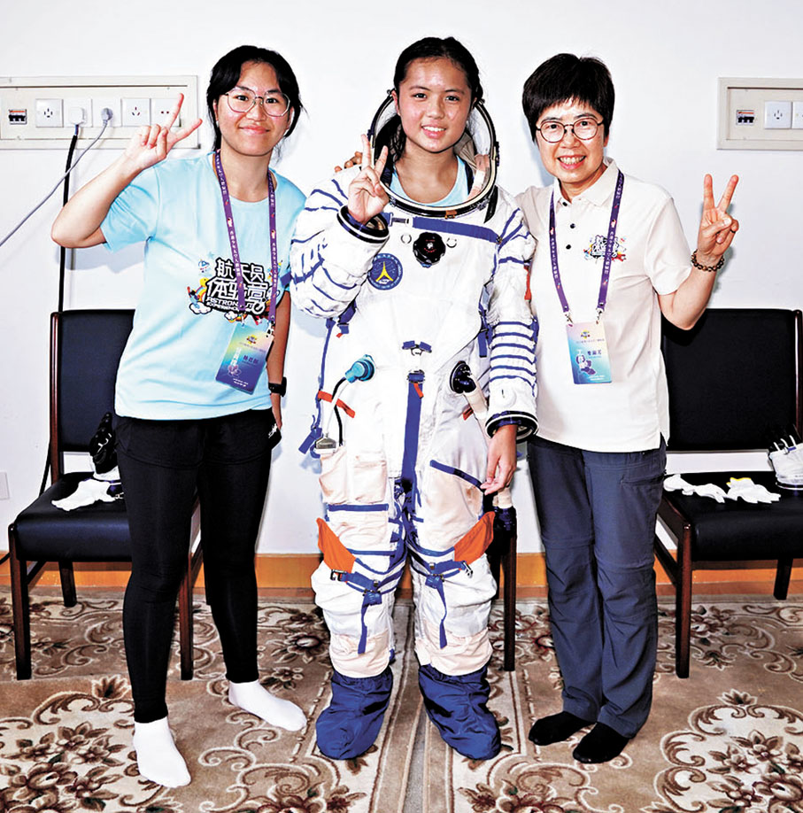 ●少年太空人在中國航天員科研訓練中心體驗穿脫航天服。 太空館圖片