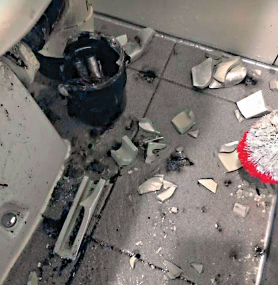 ●明愛醫院爆炸案現場，急症室男廁被炸毀。資料圖片