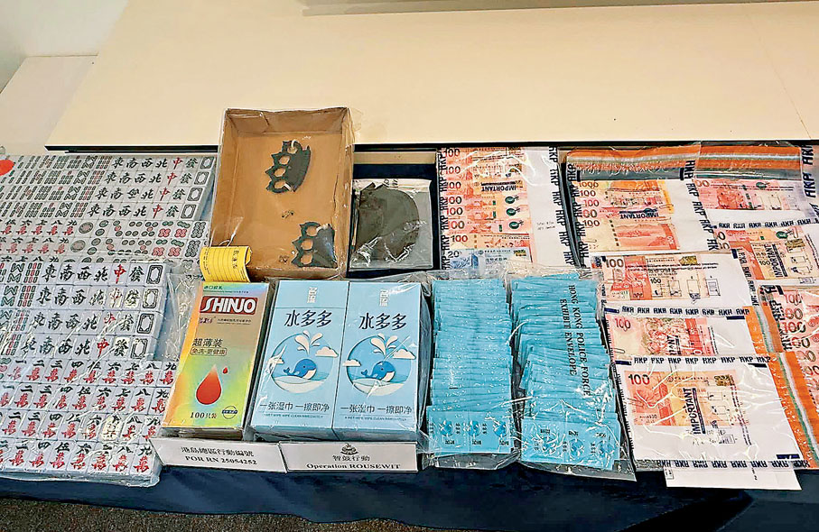 ●警方在行動中檢獲大量證物，包括攻擊性武器鐵蓮花。香港文匯報記者許芷欣  攝