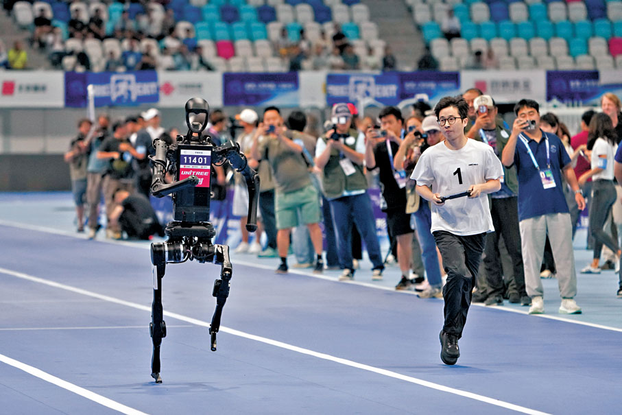 ●圖為來自宇樹科技的人形機器人今年8月在北京參加世界人形機器人運動會。 資料圖片