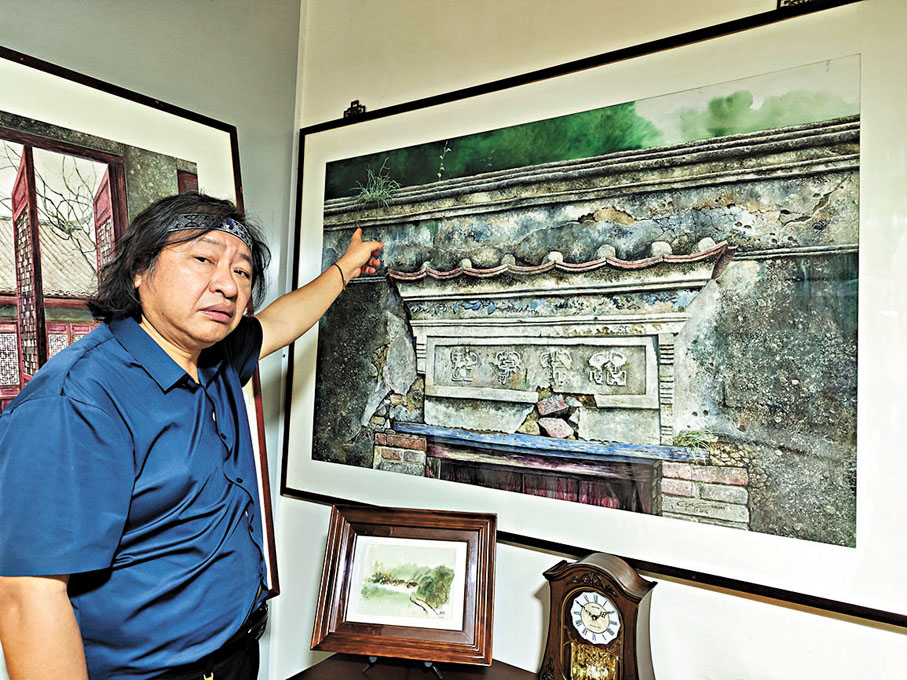 ●鍾建新講解創作李世藩故居作品的背景。