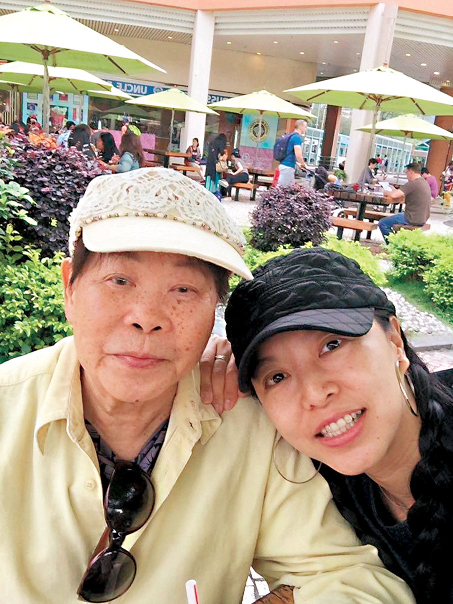 ●左邊這位長輩做了一個小手術正在康復中。 作者供圖