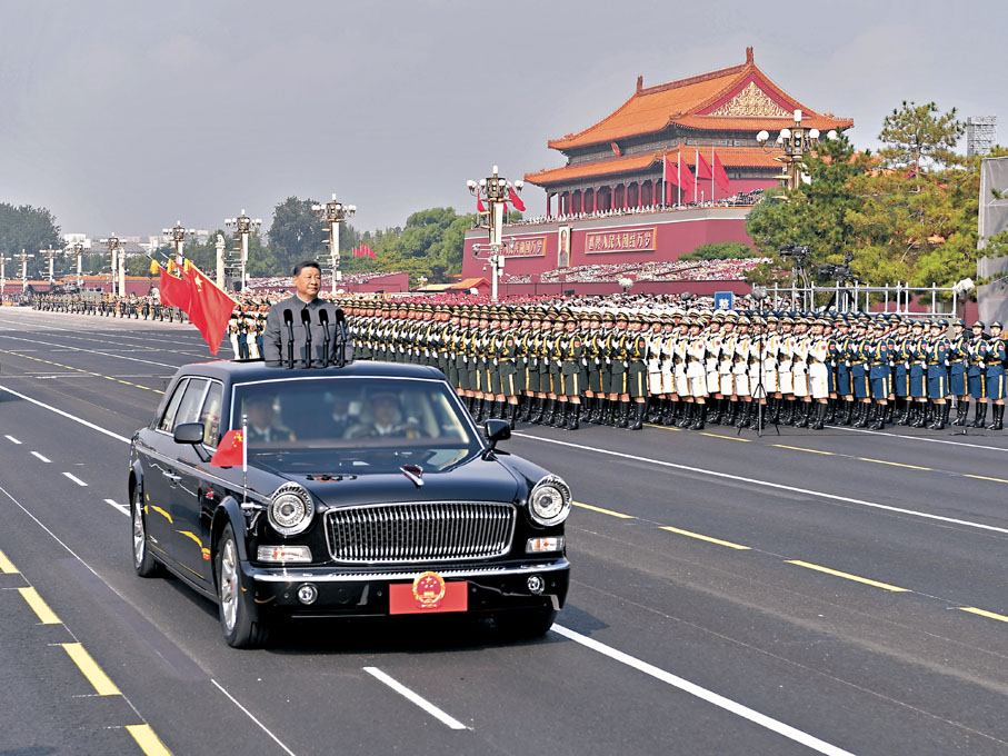 ●9月3日，紀念中國人民抗日戰爭暨世界反法西斯戰爭勝利80周年大會在北京天安門廣場隆重舉行。這是中共中央總書記、國家主席、中央軍委主席習近平檢閱受閱部隊。新華社
