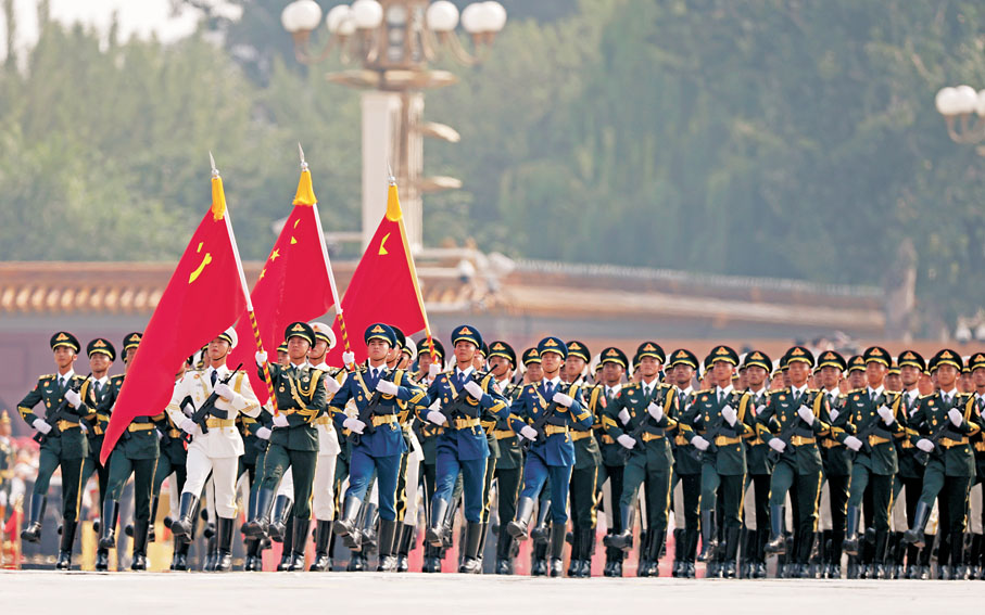 ●中國人民解放軍儀仗方隊接受檢閱。  新華社