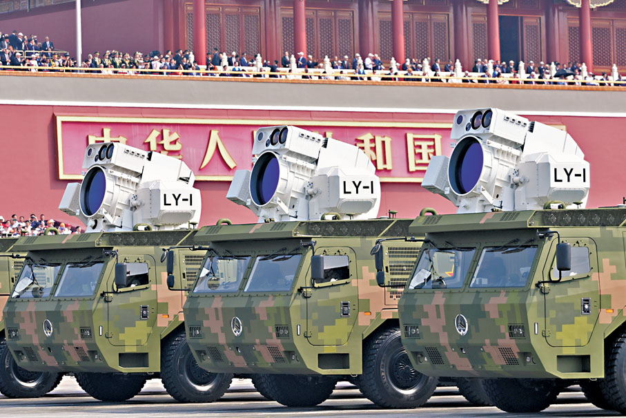 ●艦載防空武器方隊LY-1艦載激光武器接受檢閱。 中新社