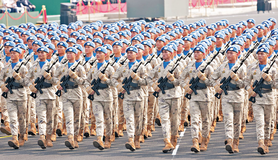 【維和方隊】展現中國維護世界和平大國擔當　從1990年首次派出5名軍事觀察員開始，中國軍隊參與聯合國維和行動已經35年，累計派遣超過5萬名維和官兵。中國藍盔已經成為聯合國維和行動的關鍵力量。