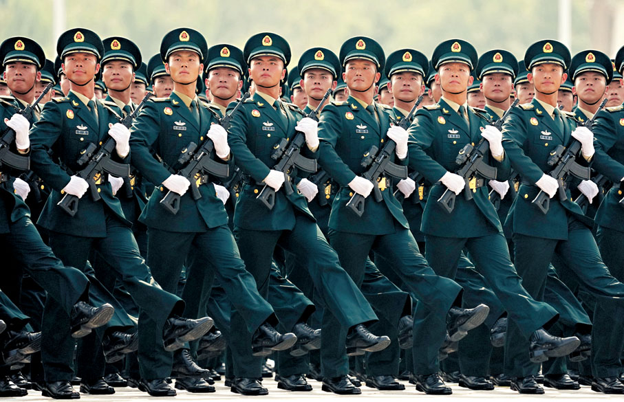 【火箭軍方隊】受閱隊員80%以上參加過實彈發射等重大任務　2015年12月，第二炮兵更名為火箭軍。火箭軍方隊受閱隊員中，有來自高技術專業崗位的工匠型、專家型、複合型人才，有來自核常導彈部隊的導彈操作號手，也有來自施工和保障一線的任務官兵，以及院校學員。他們80%以上參加過實彈發射、作戰值班、戰備演訓等重大任務。 