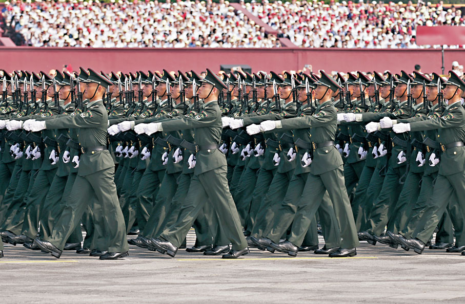 【陸軍方隊】受閱隊員99%來自基層一線　陸軍方隊隊員涵蓋軍官、軍士、義務兵群體，99%來自基層一線，軍事專業包括裝甲、步兵、炮兵、防空、偵察、警衛、修理、駕駛等。 