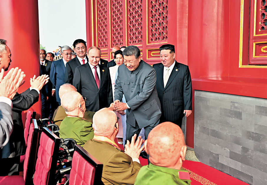 ●9月3日，紀念中國人民抗日戰爭暨世界反法西斯戰爭勝利80周年大會在北京隆重舉行。中共中央總書記、國家主席、中央軍委主席習近平等登上天安門城樓。這是習近平同抗戰老戰士老同志代表親切握手，向他們表示崇高敬意。 新華社