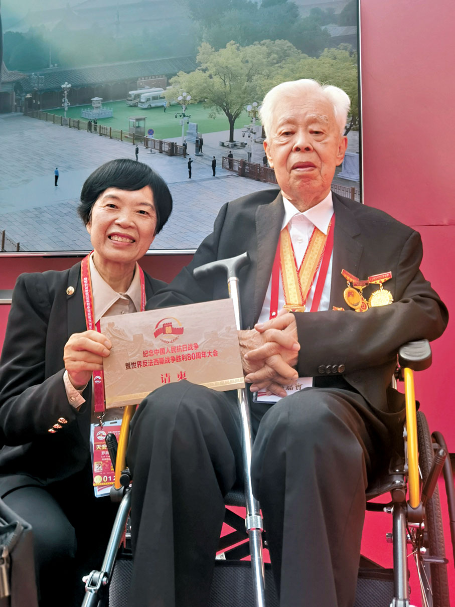 ●東江縱隊港九獨立大隊老戰士羅競輝（右）和女兒羅躍勤在閱兵現場合影。 中通社