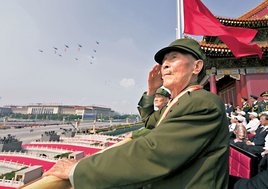 ●9月3日，紀念中國人民抗日戰爭暨世界反法西斯戰爭勝利80周年大會在北京隆重舉行。這是抗戰老戰士在天安門城樓上敬禮。 新華社