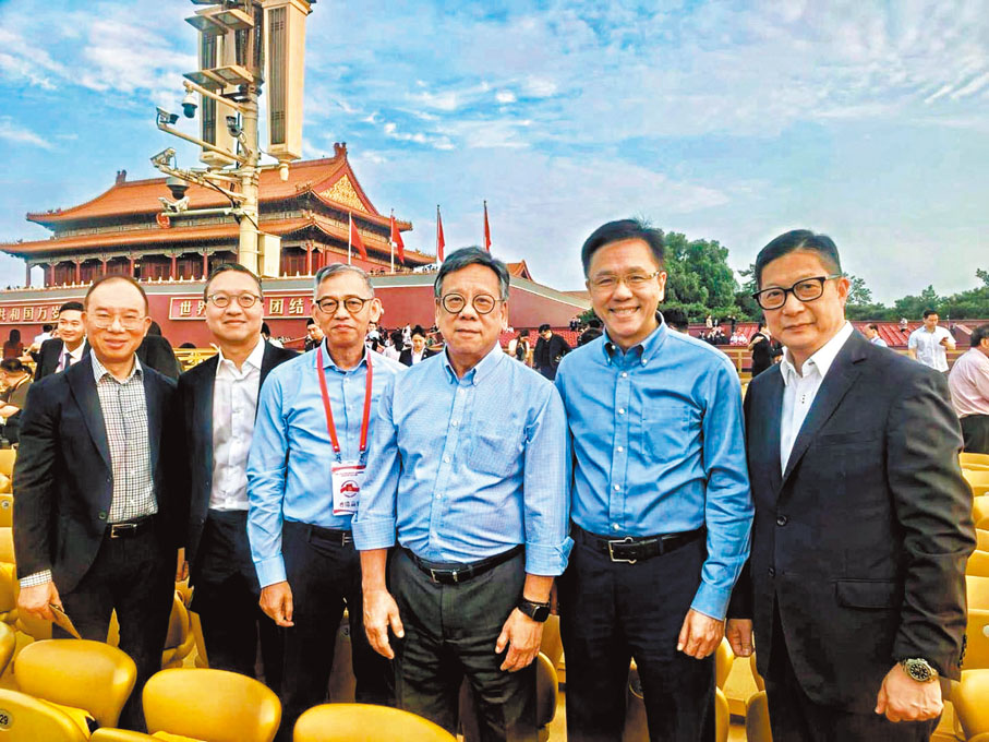 ●多位特區官員在閱兵禮上合影。 Fb圖片