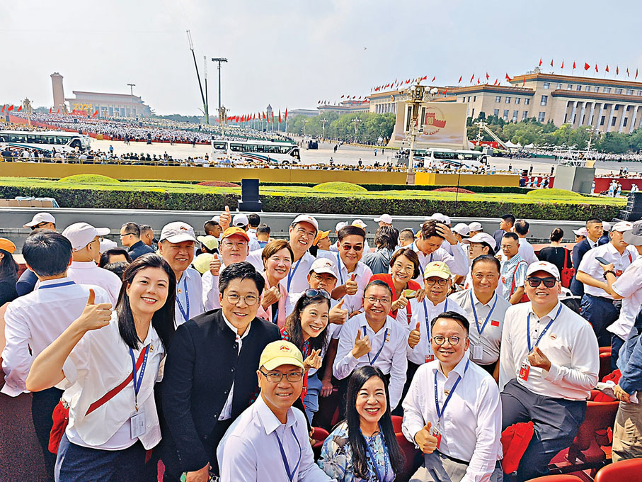 ●香港各界人士應邀在北京天安門廣場觀看閱兵盛典，留下記憶深刻的難忘瞬間。 受訪者供圖