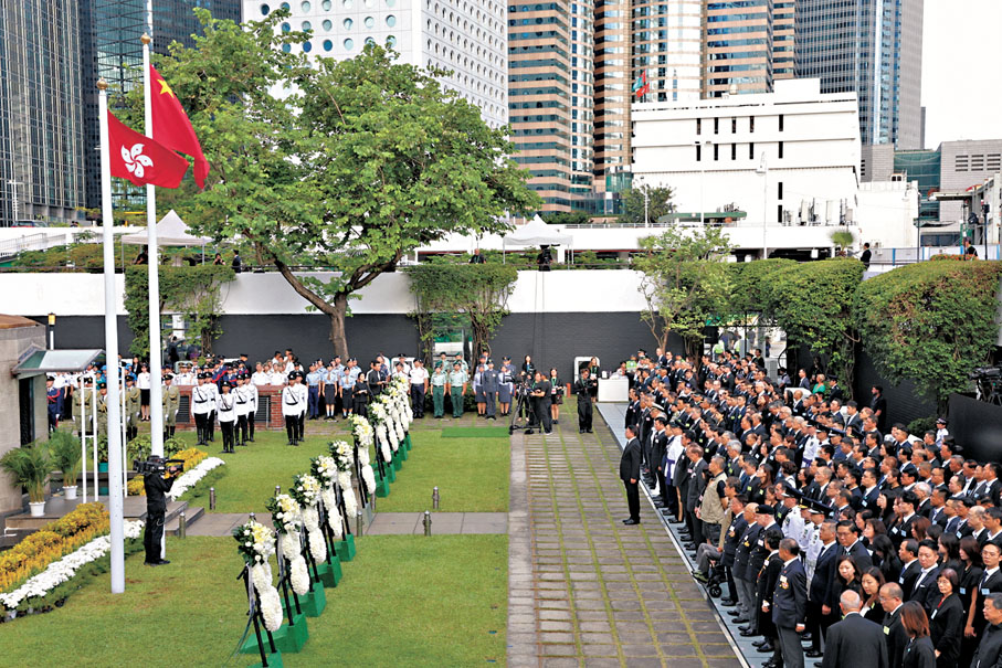 ●特區政府昨早在香港大會堂紀念花園舉行官方儀式，銘記中國人民抵抗日本侵略，緬懷先烈和死難同胞。 香港文匯報記者萬霜靈  攝