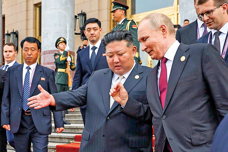 ●普京（右）與金正恩一同前往釣魚台國賓館舉行雙邊會談。 法新社