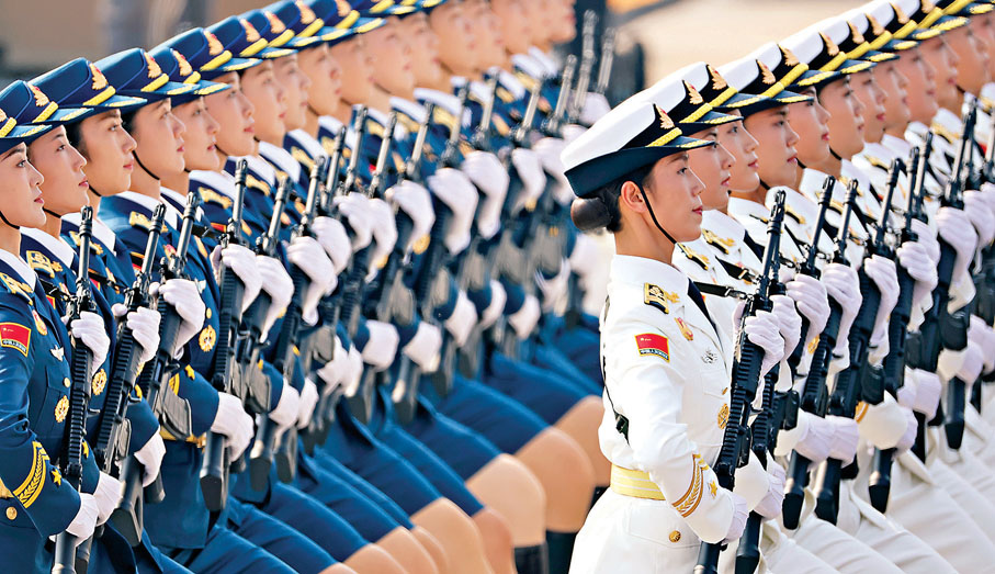 ●女兵方陣展颯爽英姿。   新華社