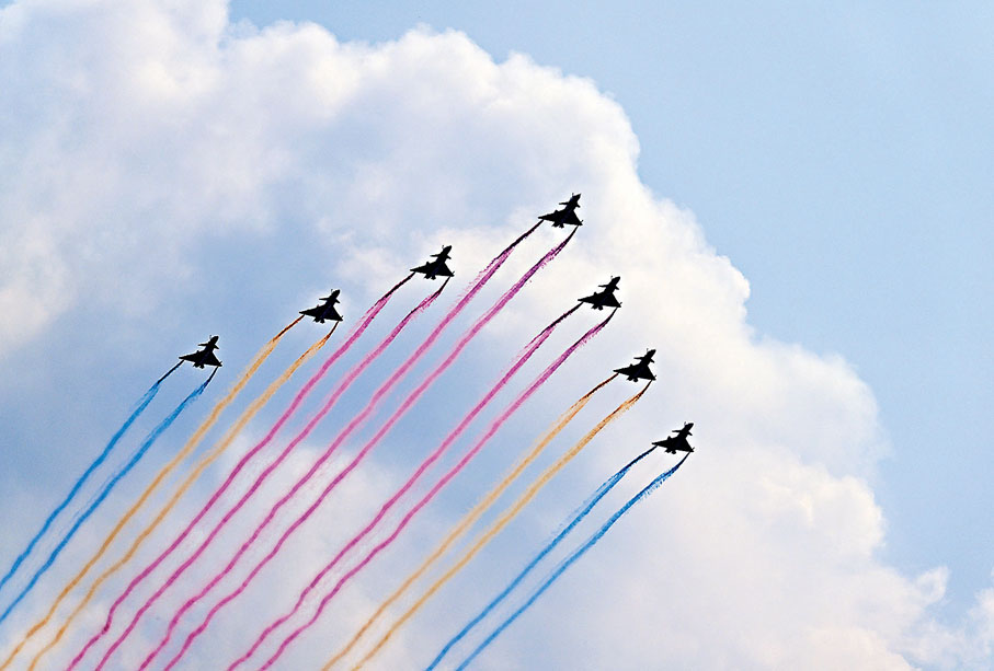 ●戰機掠過長空。  新華社