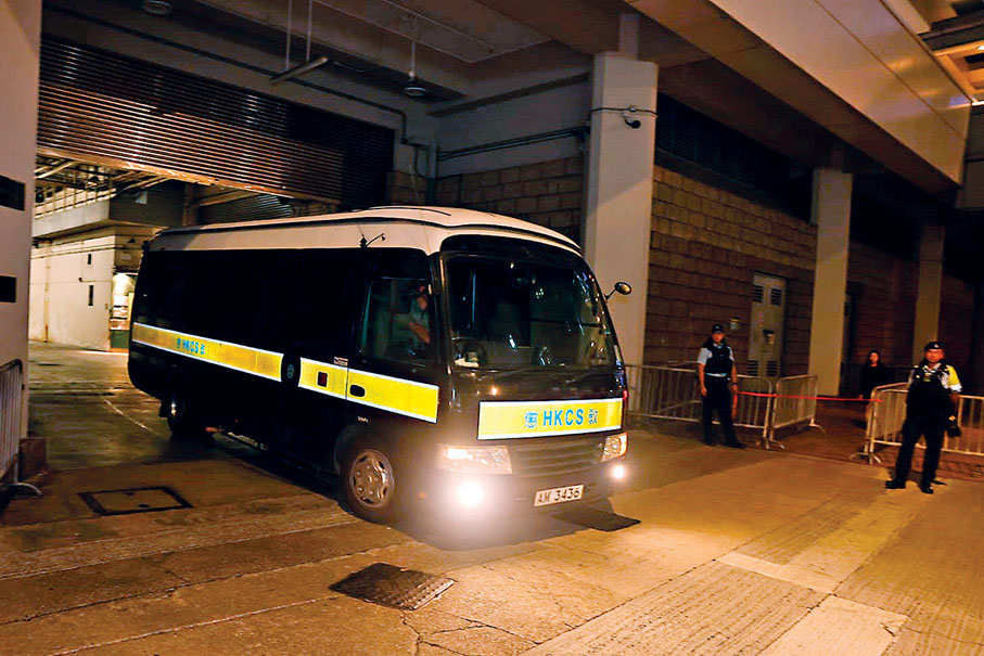 ●8名被告由囚車押離高等法院。香港文匯報記者鄺福強  攝