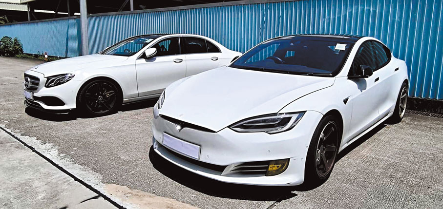 ●警方扣留兩輛涉案私家車作進一步檢驗。