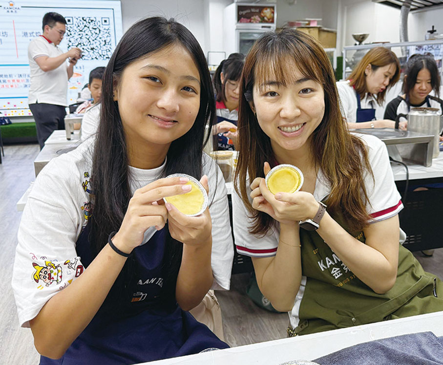 ●芷伶（左）與友師王秋藝（右）一起參加烘焙工作坊。