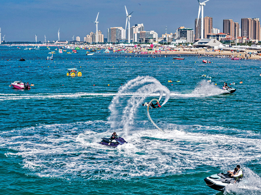 ●圖為遊客在山東省榮成市那香海景區享受海上旅遊項目。 資料圖片