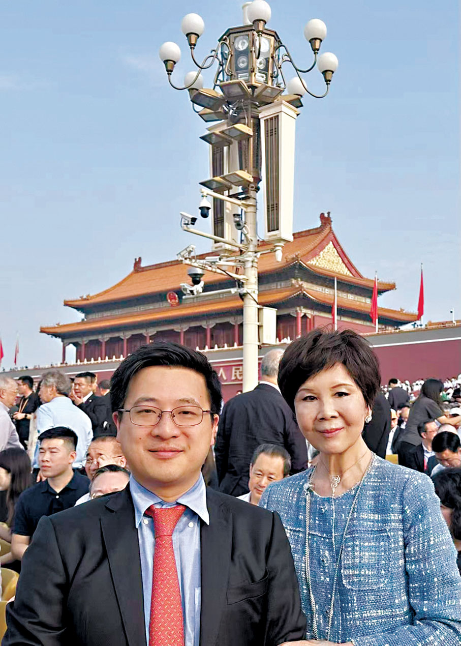 ●胡葆琳與兒子江山。受訪者供圖